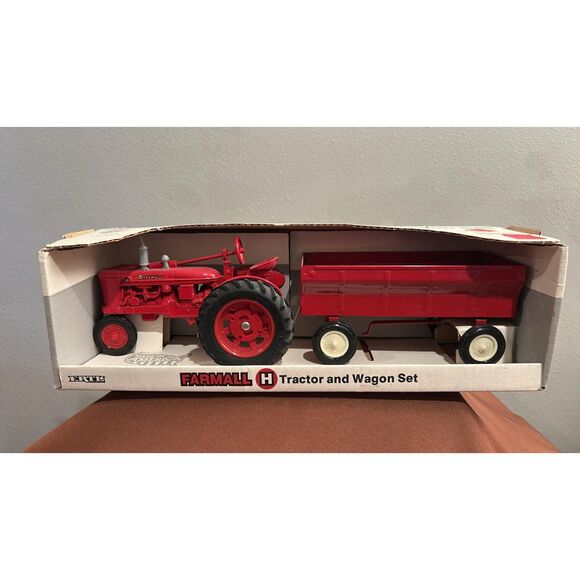 Vintage 1991 Ertl 1/16 Case Farmall H Diecast Tractor & Wagon Set - Picture 1 of 7